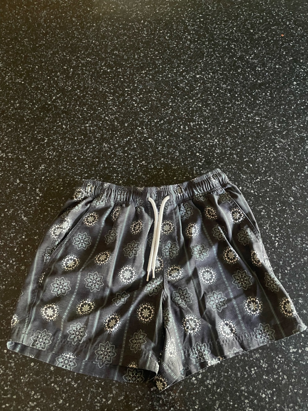 RSQ Black Floral-Pattern Men’s Hybrid Shorts